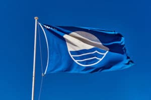 Blauwe vlag voor stranden en havens voor milieu